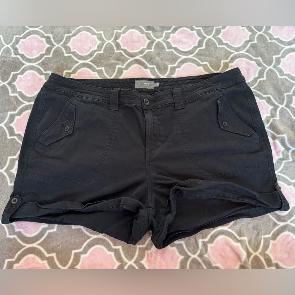 Torrid Black Cargo Shorts Plus Size 24 Stretchy Button Detail on Bottom Hem - Picture 2 of 6